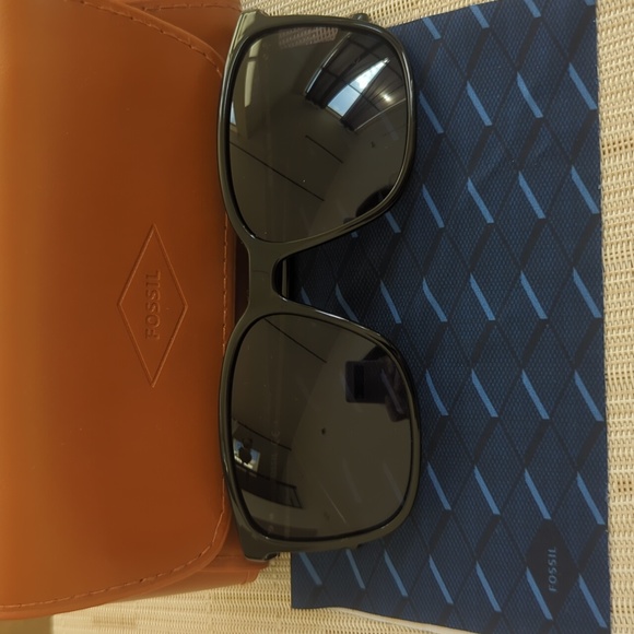 Fossil sunglasses 😎 - Picture 2 of 5
